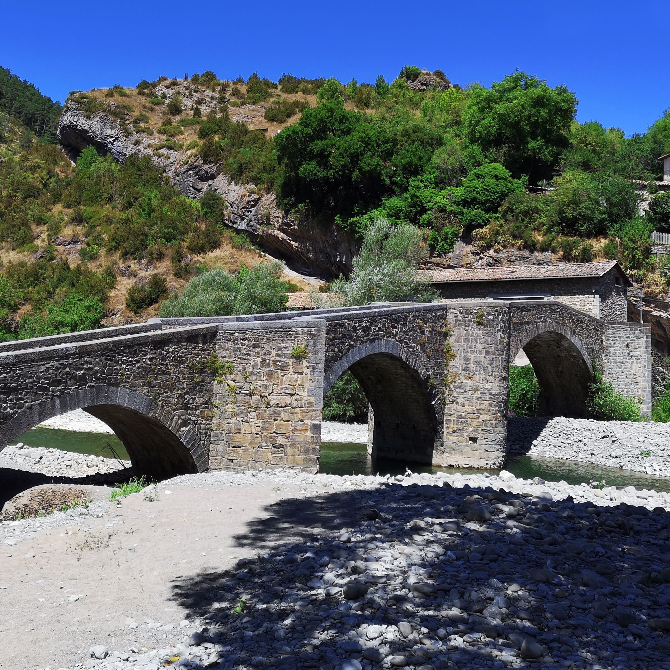 Paseo de los oficios y foz de Burgui